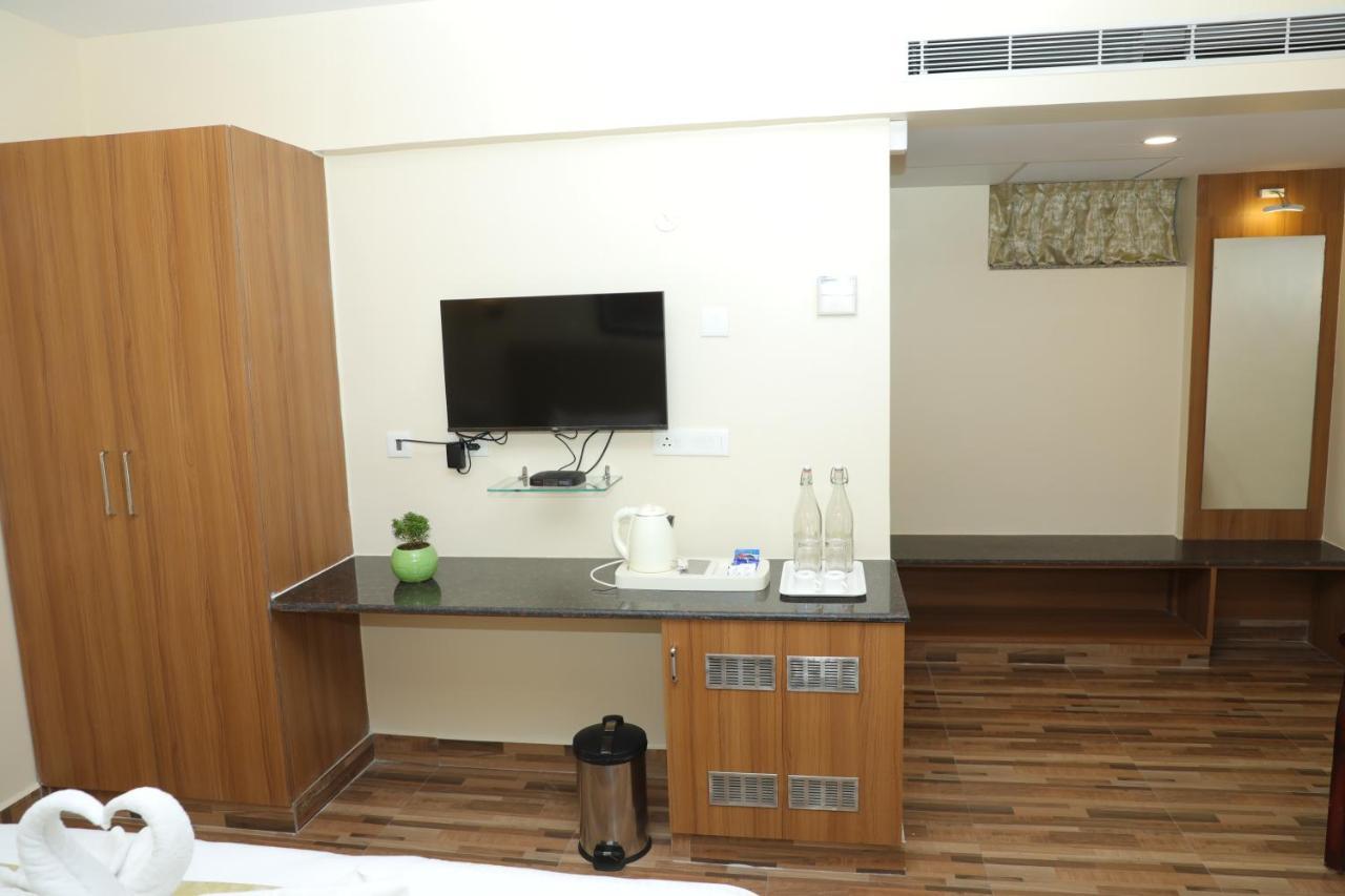 Gadiraju Palace Convention Centre & Hotel Visakhapatnam Bagian luar foto