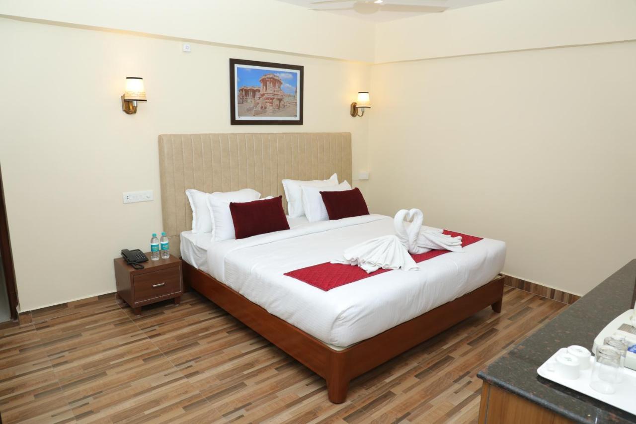 Gadiraju Palace Convention Centre & Hotel Visakhapatnam Bagian luar foto