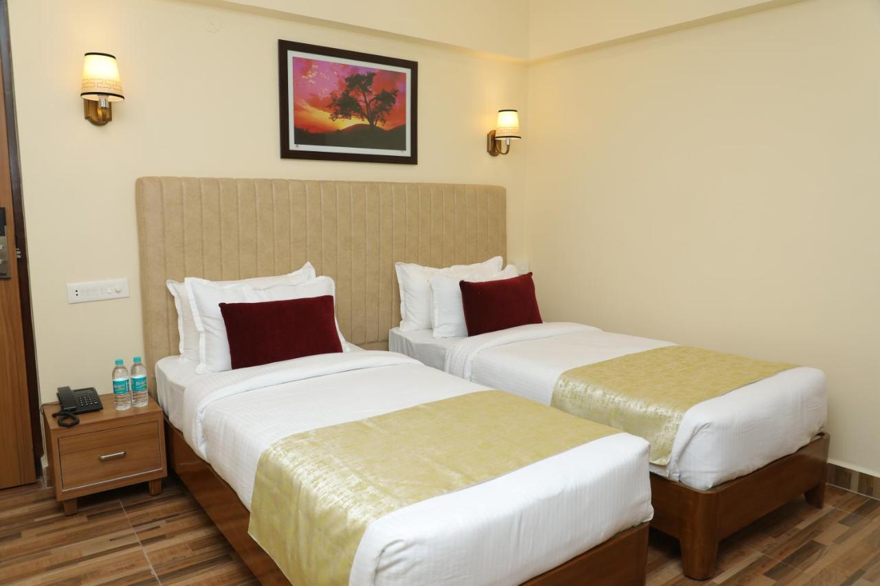 Gadiraju Palace Convention Centre & Hotel Visakhapatnam Bagian luar foto