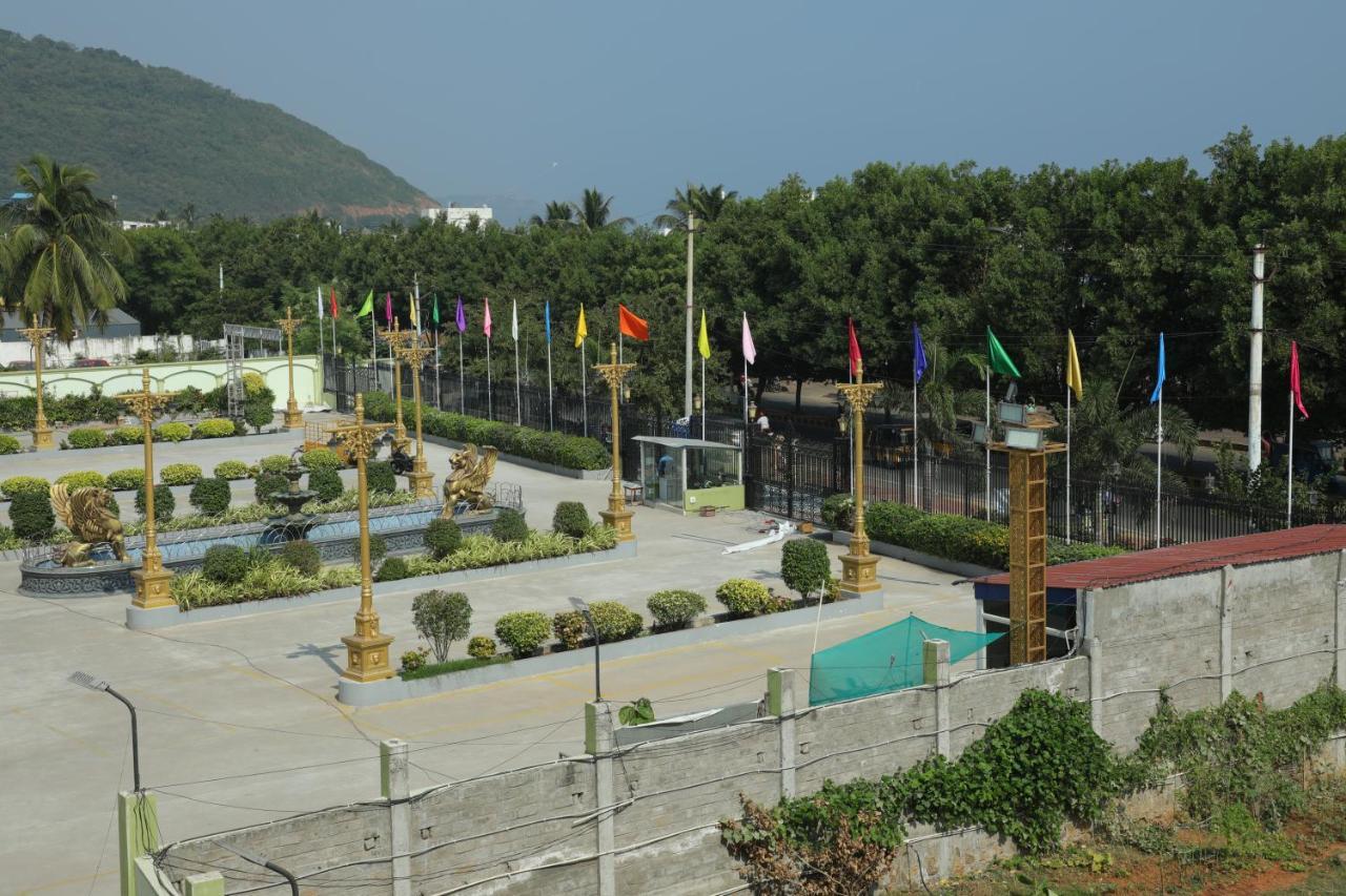Gadiraju Palace Convention Centre & Hotel Visakhapatnam Bagian luar foto