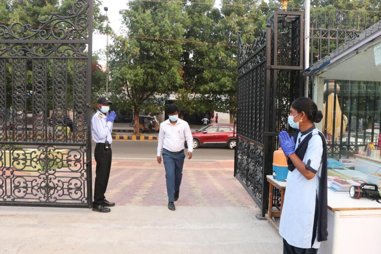 Gadiraju Palace Convention Centre & Hotel Visakhapatnam Bagian luar foto