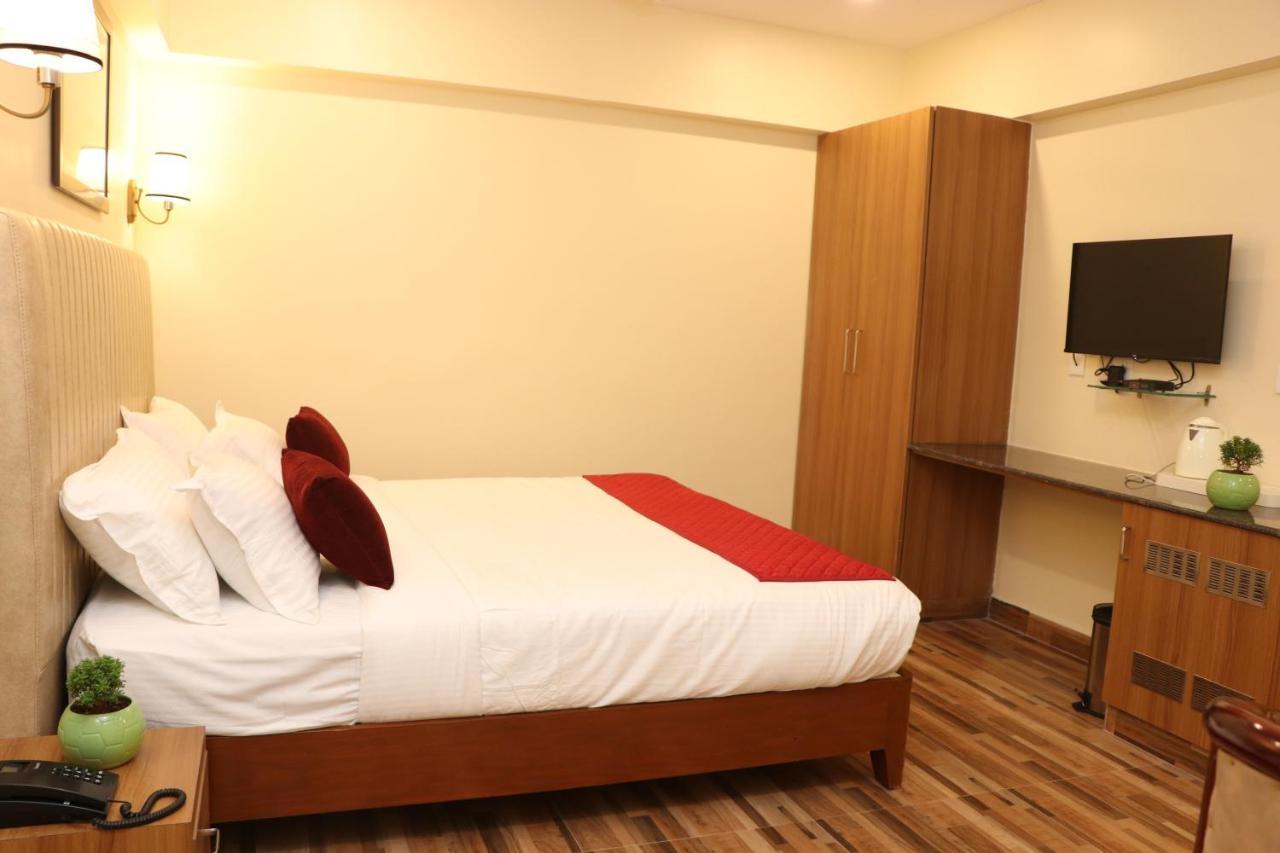 Gadiraju Palace Convention Centre & Hotel Visakhapatnam Bagian luar foto