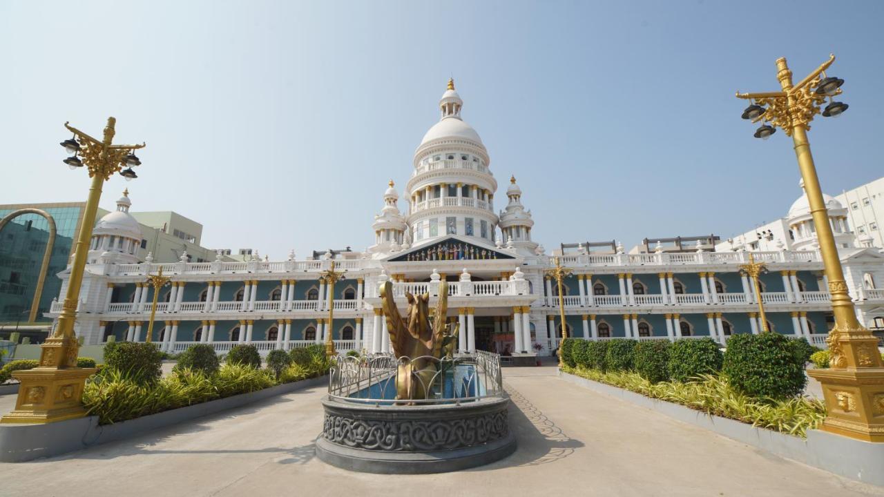 Gadiraju Palace Convention Centre & Hotel Visakhapatnam Bagian luar foto